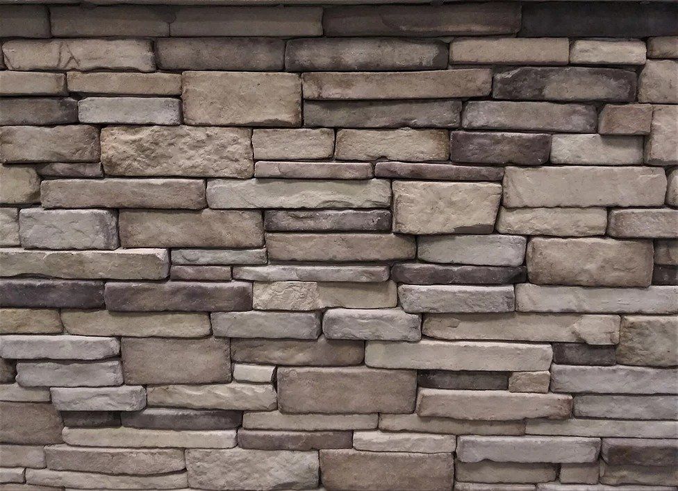 Manufactured stone veneer in a stacked ledge pattern